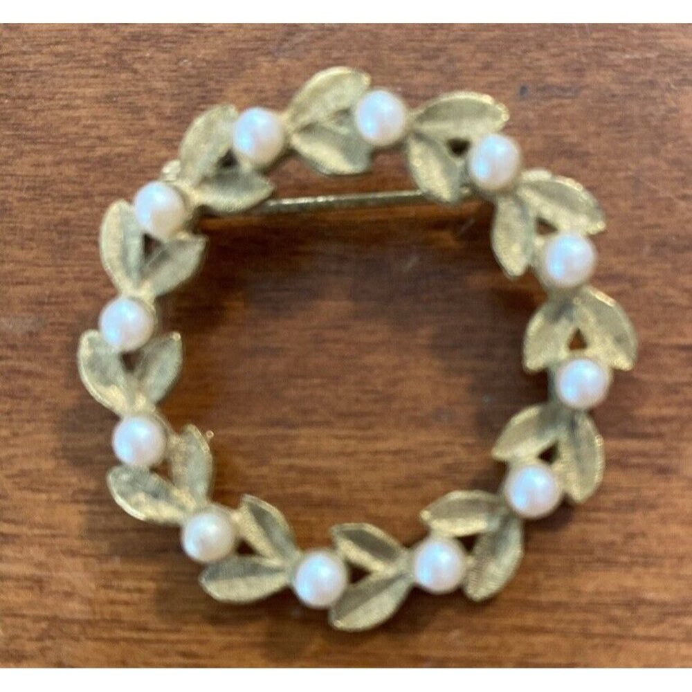 Vintage Brooch Pin Faux Pearls Laurel Leaf Gold Tone Circular Floral Theme Grann